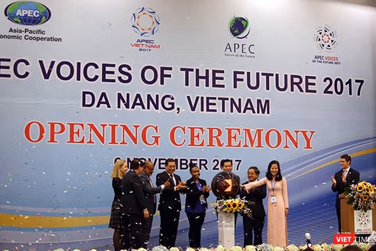 Sáng 6/11, Diễn đàn Tiếng nói tương lai APEC 2017 đã chính thức được khai mạc tại Đại học Đà Nẵng