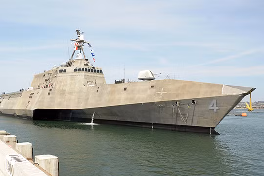  Đội tàu Hải quân Mỹ gồm chiến hạm USS Coronado và tàu cứu hộ USNS Salvor cùng gần 120 thủy thủ đã cập cảng Cam Ranh, chính thức chuyến thăm tỉnh Khánh Hòa trong 5 ngày.