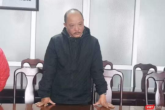 Ông Trương Thanh Tùng, Phó trưởng Ban giải tỏa đền bù số 2 Đà Nẵng nghe tống đạt quyết định khởi tố