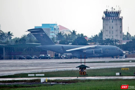 Trưa nay (8/11), máy bay siêu vận tải C17 của quân đội Hoa Kỳ mang số hiệu RCH290 đã mang “quái thú” Cadilac One của Tổng thống Mỹ đến Đà Nẵng.