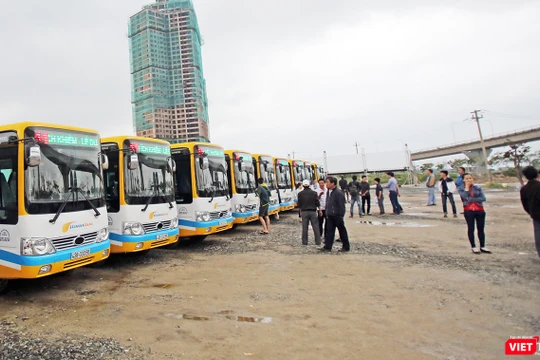 Tài xế và nhân viên xe buýt trợ giá bãi việc do nợ lương đã làm việc trở lại sau khi doanh nghiệp chi trả lương. ảnh Hồ Xuân Mai