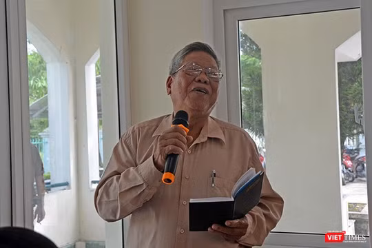 Cử tri Hoàng Đình Cảnh (phường Mỹ An, quận Ngũ Hành Sơn) phát biểu ý kiến với Đoàn đại biểu Quốc hội TP Đà Nẵng tại buổi tiếp xúc cử tri quận Ngũ Hành Sơn diễn ra sáng ngày 5/10. 