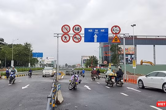 uối giờ chiều 30/10, những dòng xe đầu tiên chính thức lưu thông qua hầm chui Điện Biên Phủ (Đà Nẵng) sau 10 tháng thi công đua với thời gian để phục vụ đi lại trong dịp APEC 2017.