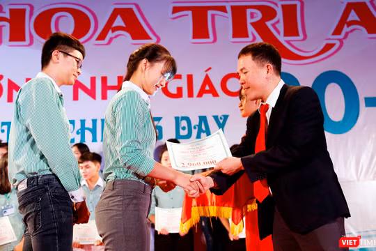 Đại học Đông Á (Đà Nẵng) vừa trao hơn 2 tỷ đồng học bổng khuyến tài và khuyến học dành cho các trường hợp sinh viên có thành tích học tập tốt