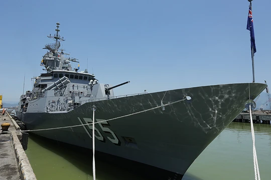 Sáng 4/6, tàu chiến mang tên lửa dẫn đường HMAS Ballarat và 188 sỹ quan, thủy thủ đã cập Cảng Tiên Sa, chính thức thăm hữu nghị Đà Nẵng trong 5 ngày.