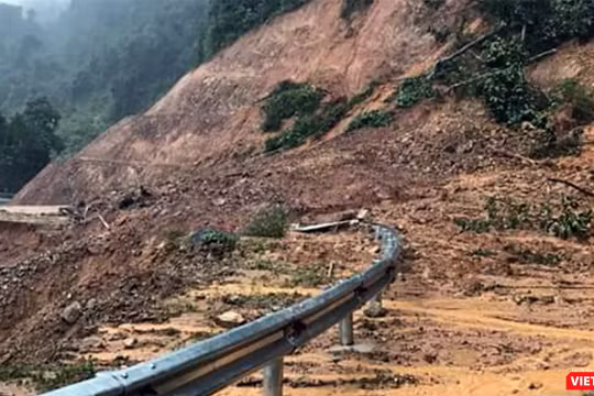 Tình trạng sạt lở nghiêm trọng xảy ra trên tuyến đường huyết mạch dẫn lên trung tâm huyện Nam Trà My