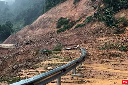 Tình trạng sạt lở nghiêm trọng xảy ra trên tuyến đường huyết mạch dẫn lên trung tâm huyện Nam Trà My
