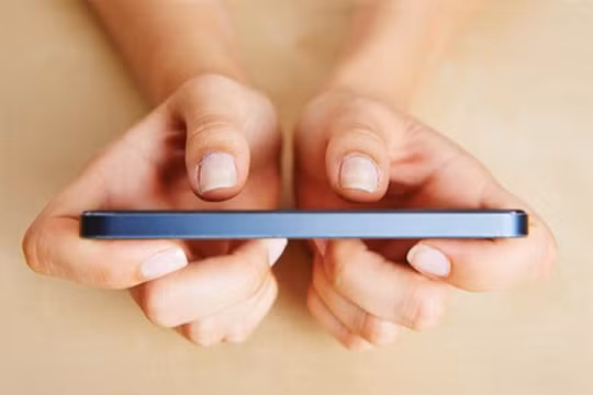 Dùng 2 ngón tay là 1 trong 5 cách nhập liệu cực nhanh trên smartphone mà người dùng có thể áp dụng đối với bất kỳ smartphone nào có bàn phím cảm ứng