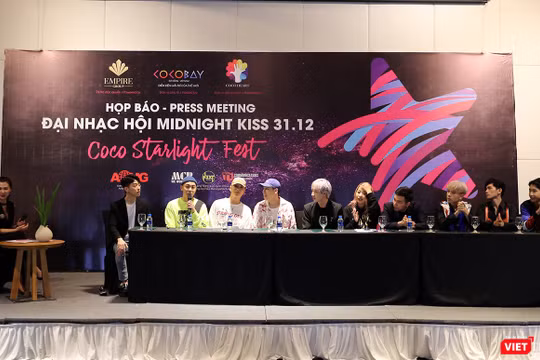 Nhóm nghệ sĩ nổi tiếng Hàn Quốc tại Họp báo sự kiện chào năm mới 2018 tại Khu giải trí Cocobay Đà Nẵng