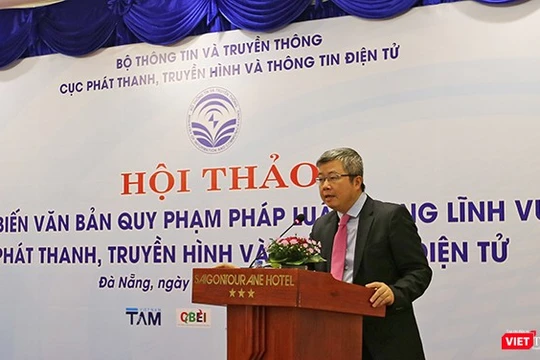ông Nguyễn Thanh Lâm, Cục Trưởng Cục Phát thanh truyền hình-Thông tin điện tử (Bộ TT&TT) phát biểu tại Hội thảo Phổ biến văn bản pháp luật trong lĩnh vực phát thanh, truyền hình và thông tin điện tử được tổ chức tại Đà Nẵng sáng 26/10. Ảnh; Hồ Xuân Mai.