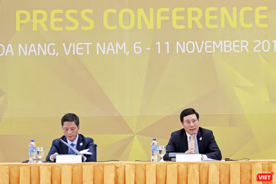 ​Chiều 09/11, tại Trung tâm báo chí quốc tế, Phó Thủ tướng, Bộ trưởng Ngoại giao Phạm Bình Minh, Chủ tịch Ủy ban Quốc gia APEC 2017 và Bộ trưởng Bộ Công thương Trần Tuấn Anh đã chủ trì buổi họp báo công bố kết quả của Hội nghị liên Bộ trưởng Ngoại giao - 