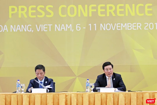 ​Chiều 09/11, tại Trung tâm báo chí quốc tế, Phó Thủ tướng, Bộ trưởng Ngoại giao Phạm Bình Minh, Chủ tịch Ủy ban Quốc gia APEC 2017 và Bộ trưởng Bộ Công thương Trần Tuấn Anh đã chủ trì buổi họp báo công bố kết quả của Hội nghị liên Bộ trưởng Ngoại giao - 