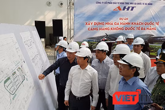  Bí thư Thành ủy Đà Nẵng Nguyễn Xuân Anh tại chuyến thăm, kiểm tra tiến độ Công trình xây dựng Nhà ga quốc tế Cảng Hàng không Sân bay Đà Nẵng diễn ra sáng 13/3.