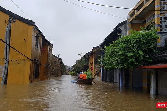 Nước lũ lên nhanh khiến Phố cổ Hội An chìm sâu trong lũ