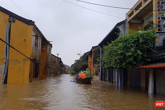 Nước lũ lên nhanh khiến Phố cổ Hội An chìm sâu trong lũ