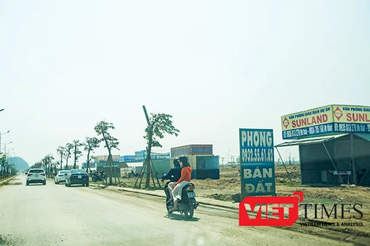 Tiếp nối sự "nhảy múa" vào thời điểm cuối năm 2016, thị trường BĐS Đà Nẵng đang bị "đốt nóng" bởi sản phẩm đất nền, cùng những chiêu thức "lướt sóng" và diễn biến khó lường!