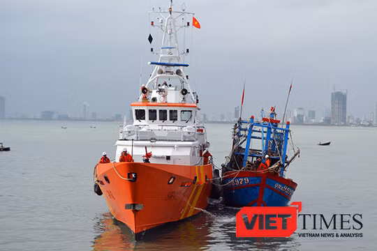 Tàu SAR 412 lai dắt tàu cá QNa 95979 TS bị nạn, có nguy cơ bị chìm ở Hoàng Sa veef bờ