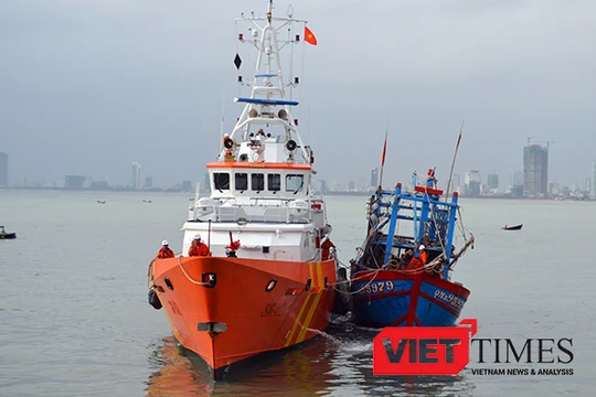 Tàu SAR 412 lai dắt tàu cá QNa 95979 TS bị nạn, có nguy cơ bị chìm ở Hoàng Sa veef bờ