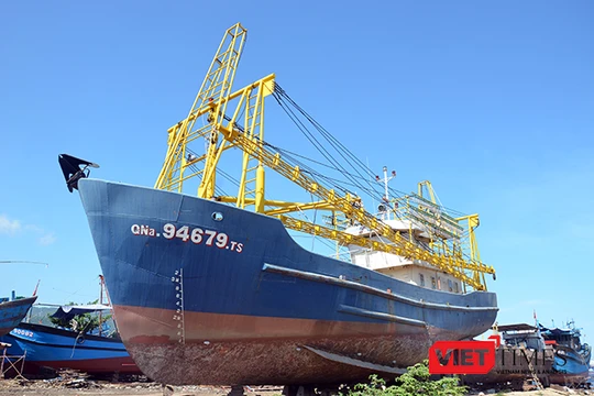 Tầu cá vỏ thép QNa 94679TS của ngư dân Trần Văn Liên (Quảng Nam) nằm bờ do hư hỏng suốt hơn 1 năm qua