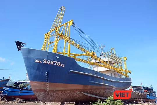 Tầu cá vỏ thép QNa 94679TS của ngư dân Trần Văn Liên (Quảng Nam) nằm bờ do hư hỏng suốt hơn 1 năm qua