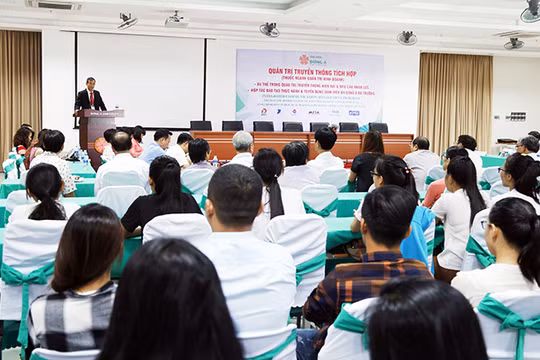 Ngày 17/06, tại Đại học Đông Á, gần 10 đơn vị và doanh nghiệp hoạt động trong nhiều lĩnh vực khác nhau đã ký kết hợp tác đào tạo thực hành và tuyển dụng sinh viên ngành Quản trị truyền thông tích hợp ĐH Đông Á làm việc tại đơn vị sau khi tốt nghiệp.