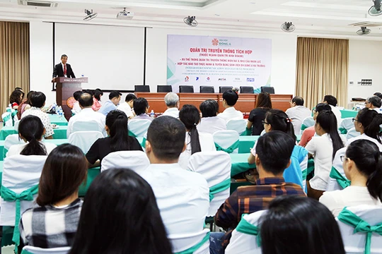 Ngày 17/06, tại Đại học Đông Á, gần 10 đơn vị và doanh nghiệp hoạt động trong nhiều lĩnh vực khác nhau đã ký kết hợp tác đào tạo thực hành và tuyển dụng sinh viên ngành Quản trị truyền thông tích hợp ĐH Đông Á làm việc tại đơn vị sau khi tốt nghiệp.