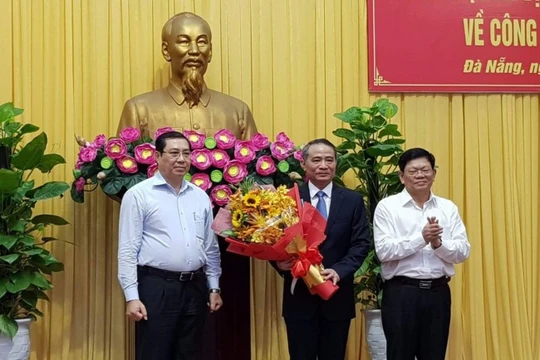 Chủ tịch Huỳnh Đức Thơ và Phó bí thư thường trực Võ Công Trí chúc mừng tân Bí thư Thành ủy Đà Nẵng Trương Quang Nghĩa 