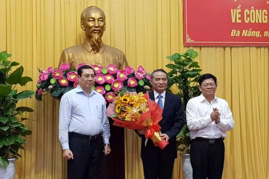 Chủ tịch Huỳnh Đức Thơ và Phó bí thư thường trực Võ Công Trí chúc mừng tân Bí thư Thành ủy Đà Nẵng Trương Quang Nghĩa 