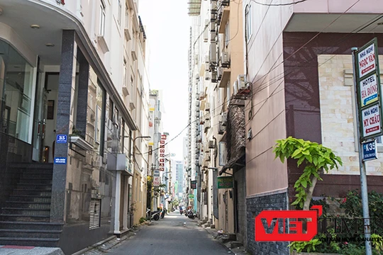 Những khách sạn nhỏ mọc "chi chít" trong một tuyến đường nhỏ ven biển thuộc khu vực phường Phước Mỹ (quận Sơn Trà, Đà Nẵng) được ví như "vết xe đổ" mà TP HCM từng vấp phải.