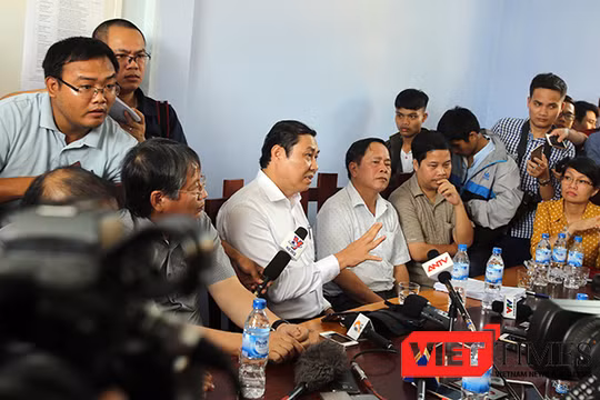 Ông Huỳnh Đức Thơ, Chủ tịch UBND TP Đà Nẵng chỉ đạo các cơ quan liên quan đình chỉ, xử phạt sai phạm theo đúng quy định. Đồng thời xem xét để chủ đầu tư bổ sung đầy đủ giấy tờ rồi có thể cho phép để chủ đầu tư tiếp tục thi công