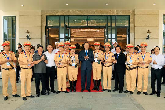 Lực lượng CSGT làm nhiệm vụ tại APEC 2017 chụp ảnh lưu niệm với Chủ tịch nước Trần Đại Quang