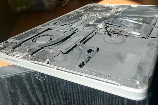 Chiếc MacBook Pro Retina 2015 bị cháy nổ và phá hủy hoàn toàn sau sự cố nổ pin bên trong khiến người dùng hoang mang (Ảnh Culofmac)
