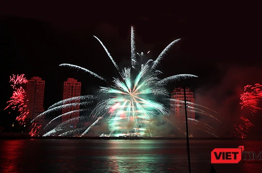 Tối 20/5, trong khuôn khổ sự kiện Lễ hội pháo hoa Quốc tế Đà Nẵng -DIFF 2017 người xem được thưởng thức màn trình diễn ấn tượng của 2 đội Nhật Bản và Thuỵ Sĩ xoay quanh chủ đề Thổ.