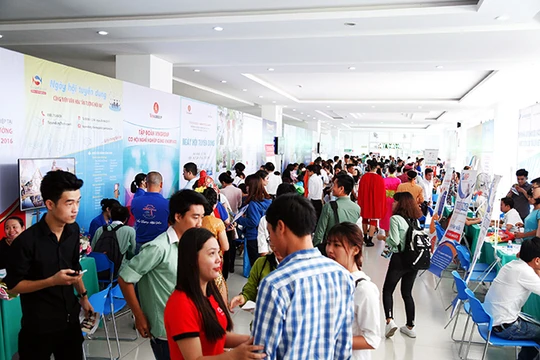 VietTimes -- Sáng 30/6, tại ĐH Đông Á (Đà Nẵng), hơn 30 doanh nghiệp tại Đà Nẵng đã tham dự Ngày hội việc làm và đưa ra hơn 2.000 cơ hội tuyển dụng dành cho sinh viên mới ra trường tại địa phương.