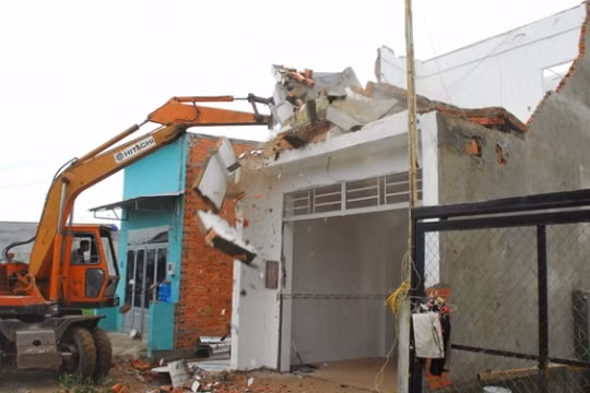 UBND TP.HCM vừa có chỉ đạo không xem xét việc cấp giấy chứng nhận đăng ký kinh doanh, không cho chuyển nhượng đối với các công trình vi phạm trật tự xây dựng.