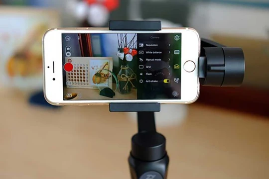 Việc nâng cấp thêm một số phụ kiện sẽ giúp smartphone có thể quay phim tốt hơn, không thua kém máy quay chuyên nghiệp.