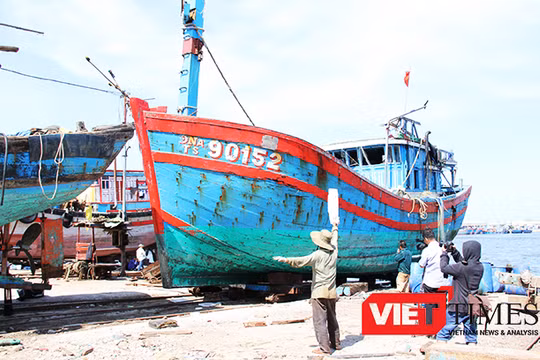 Tàu cá ĐNa 90152 được trục vớt sau khi được lai dắt về Đà Nẵng