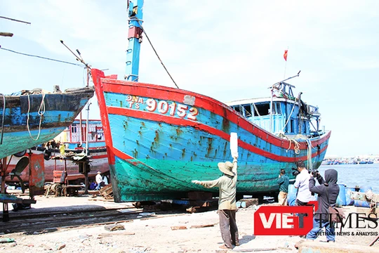 Tàu cá ĐNa 90152 được trục vớt sau khi được lai dắt về Đà Nẵng