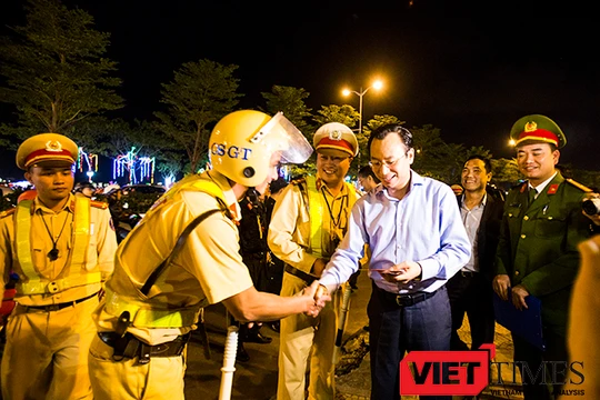 Bí thư Thành ủy Đà Nẵng đã đến thăm, động viên và lì xì cho lực lượng CSGT, CSTT làm việc tại điểm nút giao thông phía Tây cầu Rồng vào đêm 30 Tết Đinh Dậu