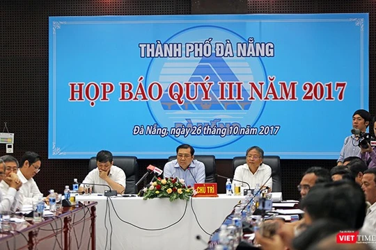 Sáng 26/10, UBND TP Đà Nẵng tổ chức Họp báo thường kỳ quý III/2017, với sự chủ trì của Chủ tịch UBND TP Đà Nẵng Huỳnh Đức Thơ, Trưởng Ban Tuyên giáo Thành ủy Đà Nẵng Đặng Việt Dũng và Phó chủ tịch UBND TP Đà Nẵng Nguyễn Ngọc Tuấn.