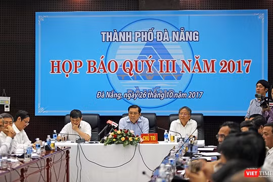 Sáng 26/10, UBND TP Đà Nẵng tổ chức Họp báo thường kỳ quý III/2017, với sự chủ trì của Chủ tịch UBND TP Đà Nẵng Huỳnh Đức Thơ, Trưởng Ban Tuyên giáo Thành ủy Đà Nẵng Đặng Việt Dũng và Phó chủ tịch UBND TP Đà Nẵng Nguyễn Ngọc Tuấn.