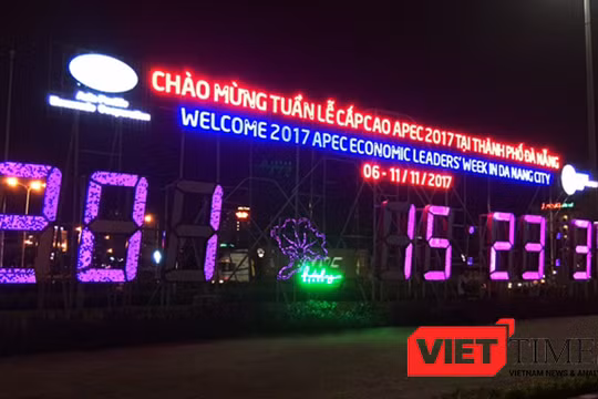 TP Đà Nẵng vừa quyết định phê duyệt Đề án kinh phí gần 40 tỷ đồng để thí điểm thay thế hệ thống chiếu sáng công cộng trên địa bàn bằng đèn LED để phục vụ APEC. Ảnh: Xuân Mai.