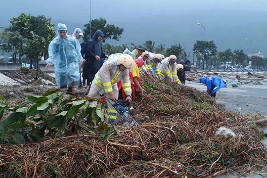 Lực lượng công an Đà Nẵng ra quân khắc phục bão số 12