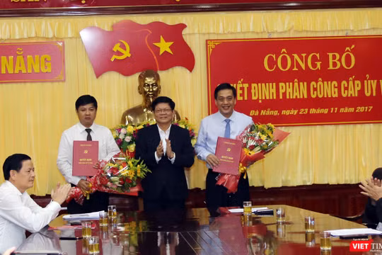 Sáng 23/11, Ban Thường vụ Thành ủy Đà Nẵng đã công bố Quyết định bổ nhiệm ông Lương Nguyễn Minh Triết (bìa trái) giữ chức vụ Chánh Văn phòng Thành ủy Đà Nẵng thay cho ông Đào Tấn Bằng (bìa phải). Ảnh Hồ Xuân Mai