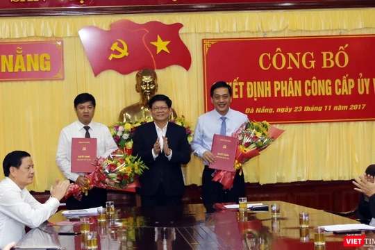 Sáng 23/11, Ban Thường vụ Thành ủy Đà Nẵng đã công bố Quyết định bổ nhiệm ông Lương Nguyễn Minh Triết (bìa trái) giữ chức vụ Chánh Văn phòng Thành ủy Đà Nẵng thay cho ông Đào Tấn Bằng (bìa phải). Ảnh Hồ Xuân Mai