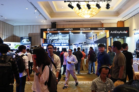 Triển lãm PAS 2017 tại TP HCM quy tụ các thương hiệu nổi tiếng cũng như sản phẩm đa dạng, khách tham quan có thể trải nghiệm trực tiếp các thiết bị âm thanh ở nhiều phân khúc, chủng loại khác nhau.