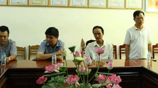 Các đối tượng liên quan đến vụ án Thanh tra giao thông TP Cần Thơ "Đưa và nhận hối lộ" nhận tống đạt quyết định khởi tố và bắt tạm giam (Ảnh: C.A)