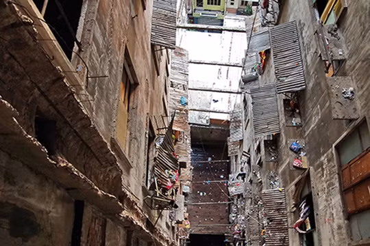 UBND TP.HCM vừa giao quyền cho các quận huyện sẽ được ban hành quyết định cưỡng chế phá dỡ khẩn cấp nhà chung cư cũ nát và được quyền phê duyệt phương án phá dỡ, di dời, bố trí tạm cư cho người dân.