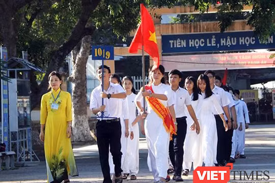 Sáng ngày 5/9, hơn 240.000 học sinh ở các bậc học trên địa bàn TP Đà Nẵng đã đến trường dự lễ khai giảng, chính thức bước vào năm học mới 2017-2018.