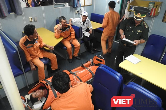 Ngư dân Bùi Đình Linh bị tời cuốn đa chấn thương trong tình trạng nguy kịch được tàu SAR 412 và ê kíp bác sỹ 115 Đà Nẵng cấp cứu đưa vào bờ an toàn